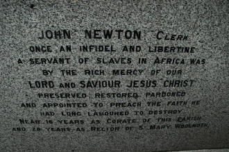 This is the inscription on the back of Newton's grave, facing the wall shown in the photo on the left.